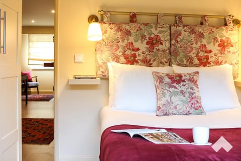 Property building, Bed, Bedroom