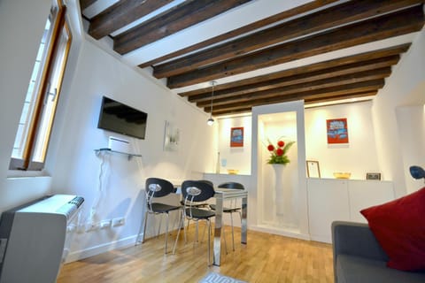 Living room, Seating area, Dining area