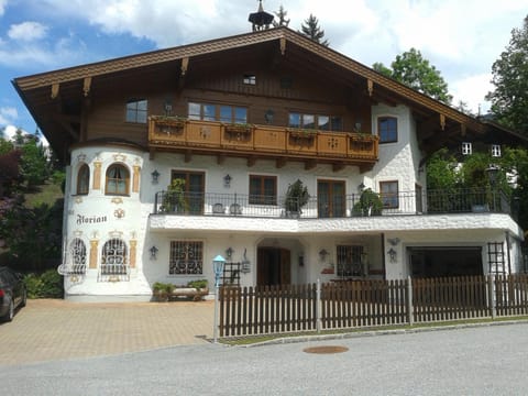 Facade/entrance, Balcony/Terrace
