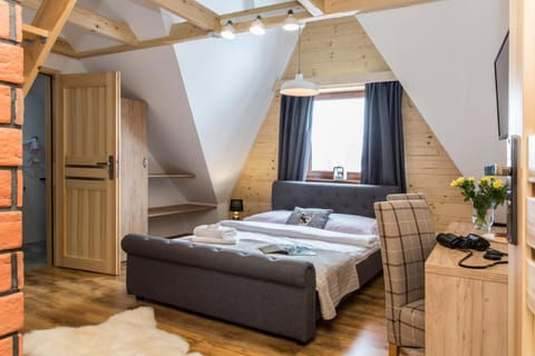 Bed, TV and multimedia, Photo of the whole room, Seating area, Bedroom, towels, wardrobe