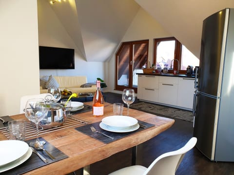 Kitchen or kitchenette, Living room, Seating area, Dining area