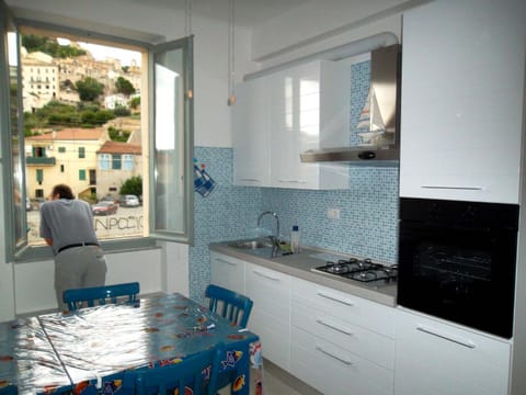 Kitchen or kitchenette, Dining area, stove