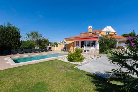 Property building, Garden, Swimming pool, Swimming pool