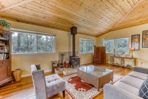 Kahu 'lo - Guardian Hawk House in Fern Forest