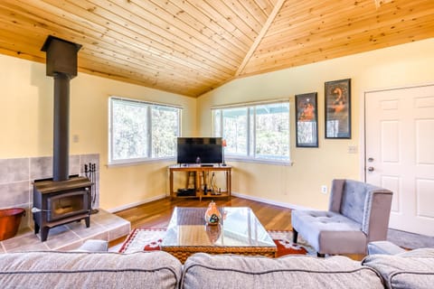 Kahu 'lo - Guardian Hawk House in Fern Forest