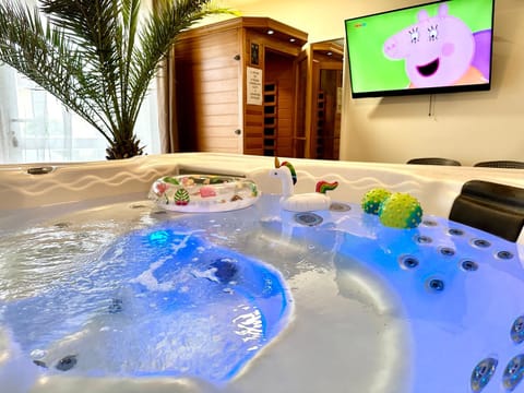 Hot Tub, Swimming pool