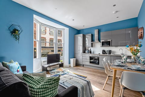 TV and multimedia, Kitchen or kitchenette, Living room, Seating area, Dining area, internet