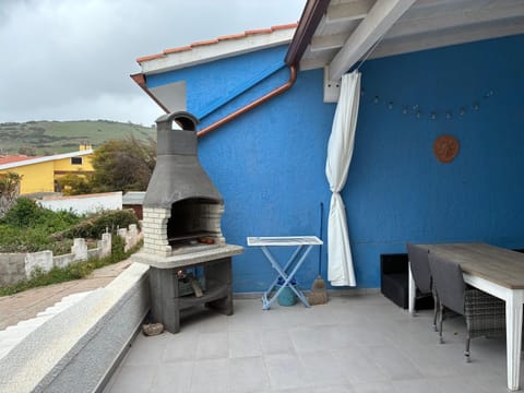 Property building, Patio, BBQ facilities, Balcony/Terrace, Dining area, Mountain view