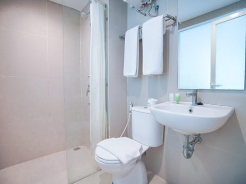 Shower, Toilet, Bathroom, towels