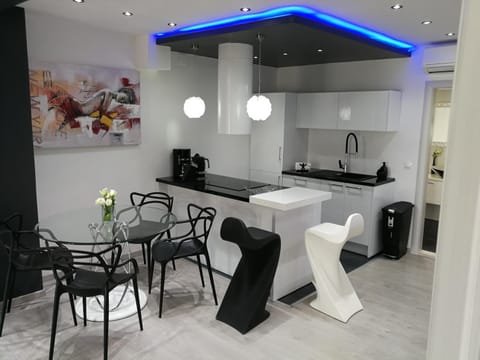 Coffee/tea facilities, Kitchen or kitchenette, Dining area