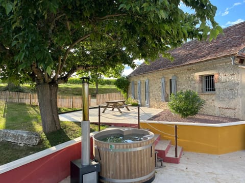 Property building, Patio, Garden, Dining area, Garden view, Open Air Bath
