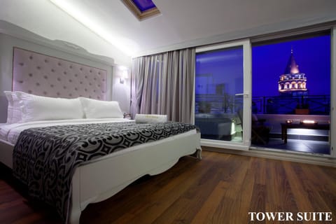 Nearby landmark, Bed, Night, Photo of the whole room, Bedroom