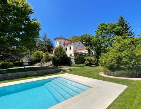 Property building, Garden, Garden view, Pool view, Swimming pool