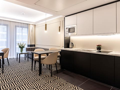 Kitchen or kitchenette, Living room, Seating area, Dining area