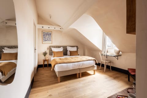 Bed, Photo of the whole room, Seating area