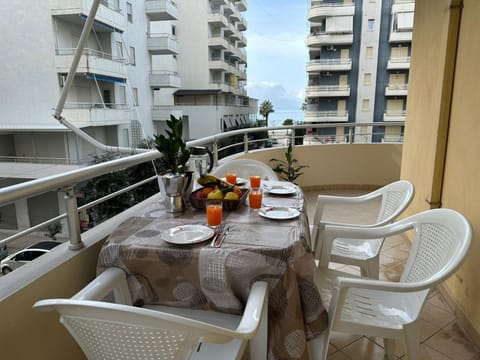 Property building, Balcony/Terrace, Food and drinks, Seating area, Dining area