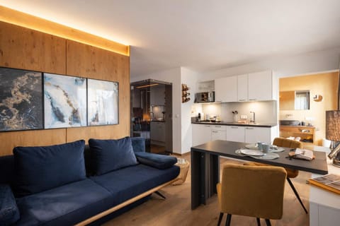Kitchen or kitchenette, Living room, Seating area, Dining area, microwave