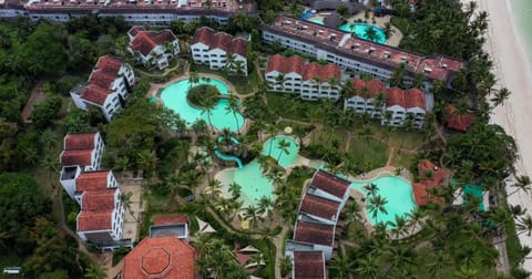 Property building, Bird's eye view, Beach, Pool view, Swimming pool