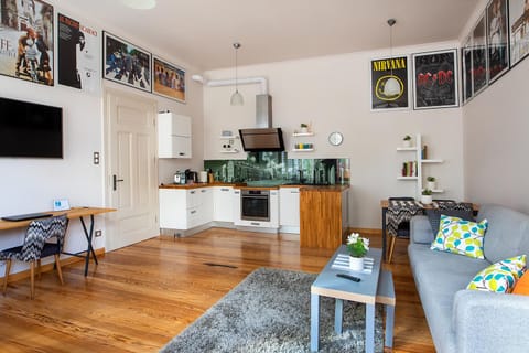 Kitchen or kitchenette, Living room, Seating area, Dining area