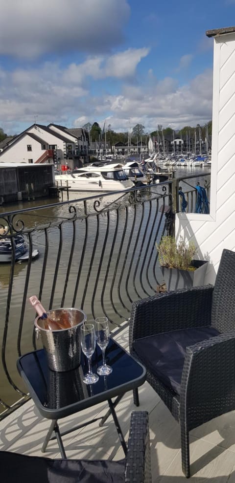 Marina Boathouse, lake windermere lets Apartment in Bowness-on-Windermere