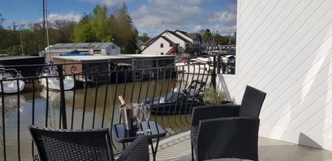 Marina Boathouse, lake windermere lets Apartment in Bowness-on-Windermere