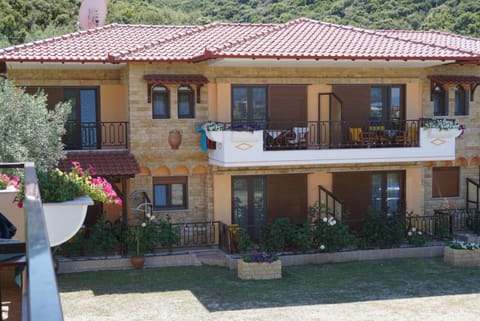 Property building, Spring, Day, Natural landscape, Garden, View (from property/room), Balcony/Terrace, Garden view