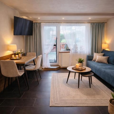 Bed, TV and multimedia, Photo of the whole room, Seating area, Bedroom