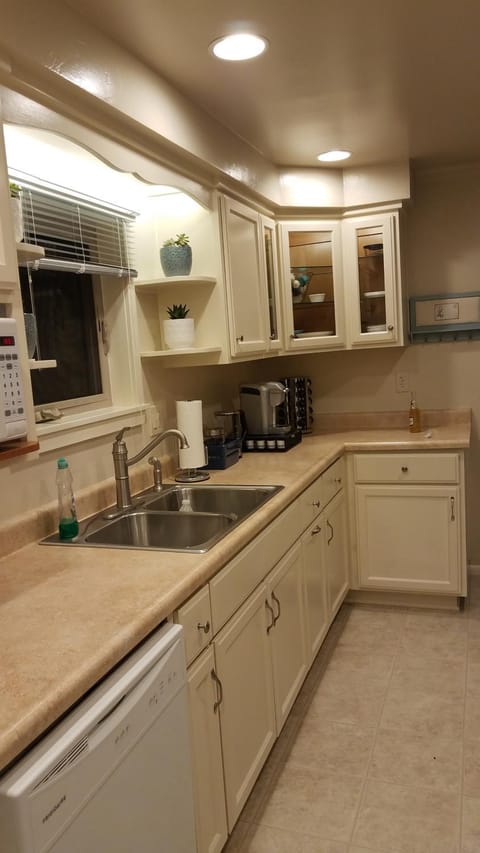 Coffee/tea facilities, Kitchen or kitchenette, dishwasher, minibar, air conditioner