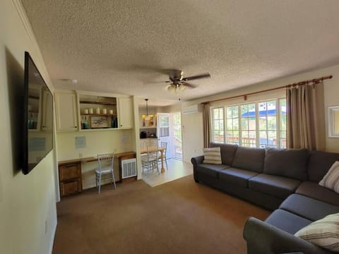 Bed, Living room, Seating area, Dining area, air conditioner