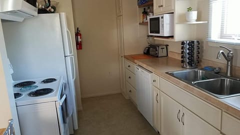 Kitchen or kitchenette, dishwasher, minibar, pet friendly, stove, toaster