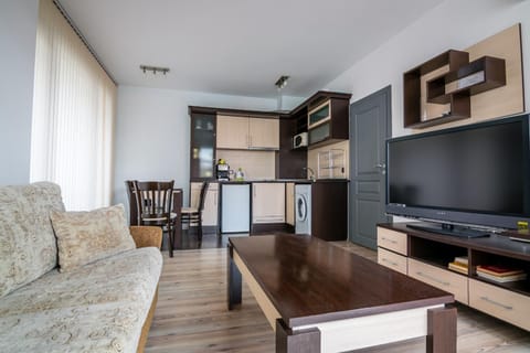 Coffee/tea facilities, Kitchen or kitchenette, Living room, Dining area, On site