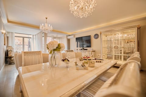 Kitchen or kitchenette, Living room, Seating area, Dining area, Food