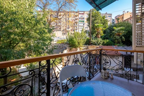 Balcony/Terrace, Street view