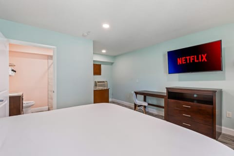 Bed, TV and multimedia, Photo of the whole room, Bedroom