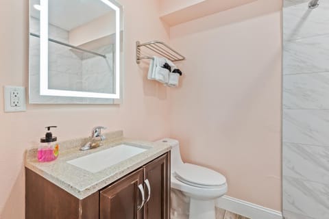 Toilet, Bathroom, towels