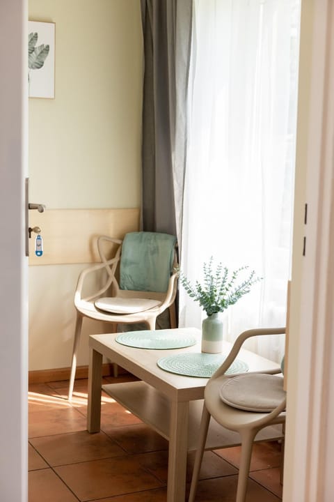 Photo of the whole room, Seating area, furniture