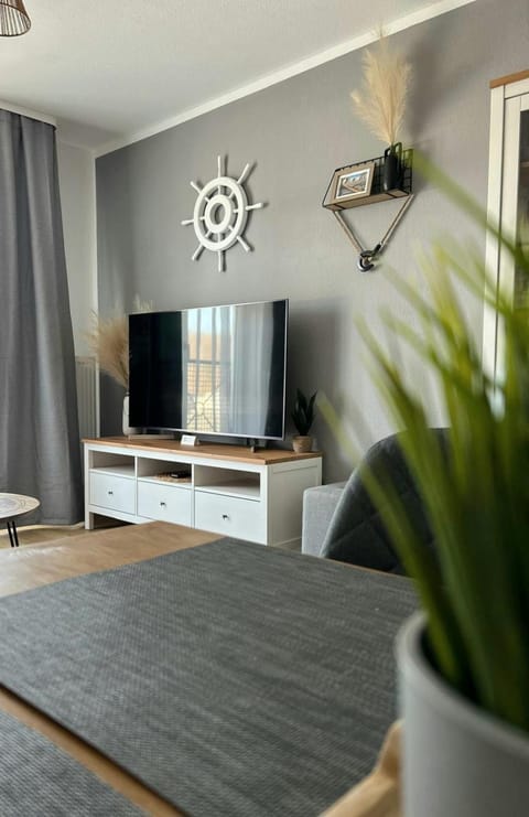 TV and multimedia, Living room, Seating area, Dining area, Evening entertainment