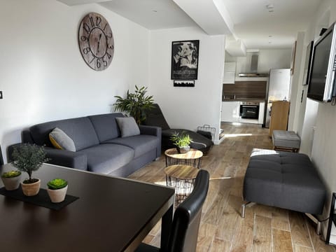 TV and multimedia, Kitchen or kitchenette, Living room, Seating area