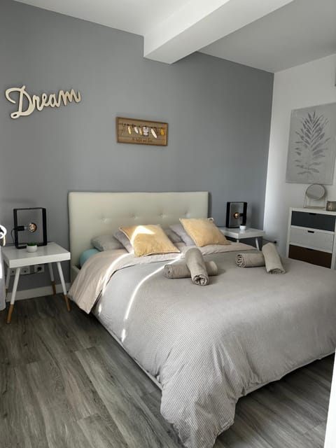 Bed, Photo of the whole room, Bedroom, Text overlay