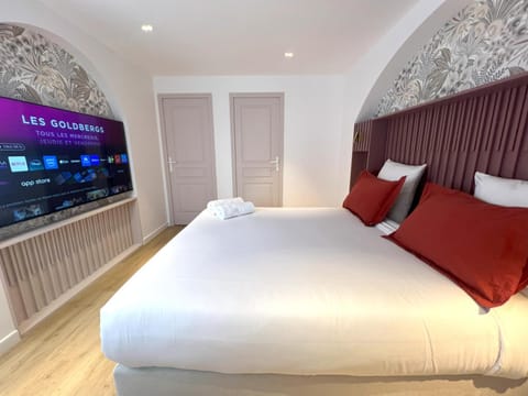 Bed, TV and multimedia, Bedroom