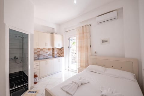 Bed, TV and multimedia, Photo of the whole room, Bedroom, towels, wardrobe, air conditioner