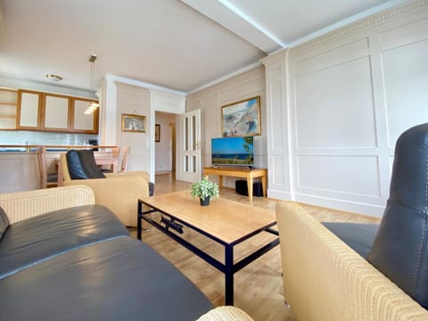 TV and multimedia, Kitchen or kitchenette, Living room, Seating area, Dining area