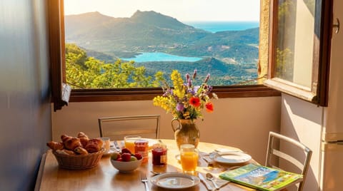 View (from property/room), Dining area, Lake view, Sea view