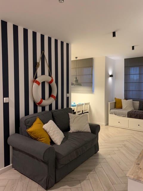 Bed, TV and multimedia, Living room, Decorative detail, Seating area, Family, Family