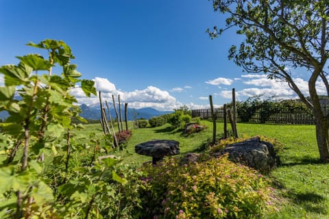Spring, Day, Natural landscape, BBQ facilities, Garden, Balcony/Terrace