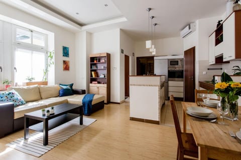 Kitchen or kitchenette, Living room, Seating area, Dining area