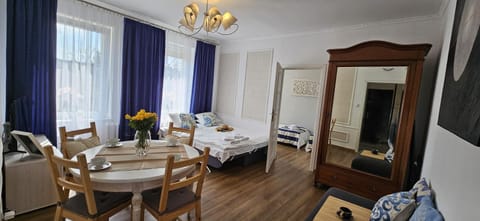 Bed, TV and multimedia, Living room, Photo of the whole room, Seating area, Dining area, Bedroom, wardrobe