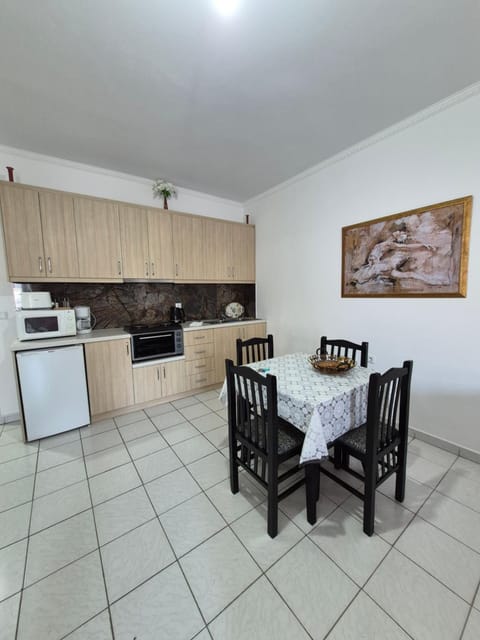 Kitchen or kitchenette, Living room, Seating area, Dining area, dishwasher, minibar, oven, stove
