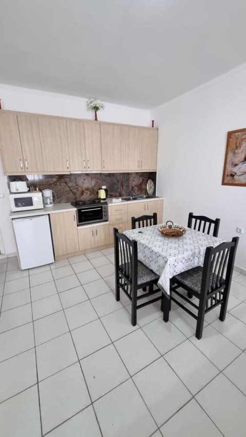 Kitchen or kitchenette, Living room, Seating area, Dining area, minibar, oven, stove