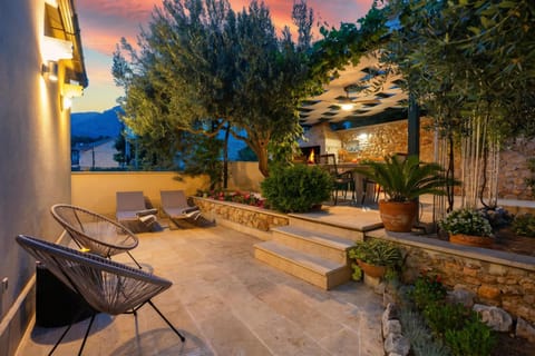 Garden, Balcony/Terrace, fireplace